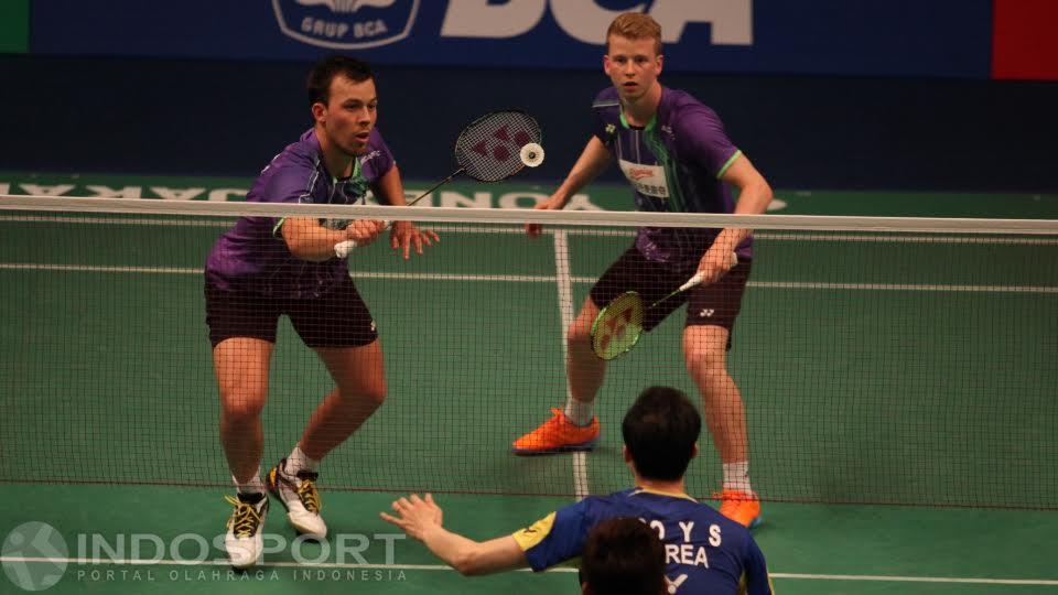 Ganda Denmark Kim Astrup/Anders Skaarup Rasmussen mengembalikan shuttlecock ke arah ganda Korea Lee Yong Dae/Yoo Yeon Seong.